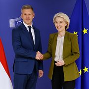 Péter Magyar och Ursula von der Leyen.
