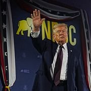 Donald Trump talar för det republikanska kampanjorganet NRCC.
