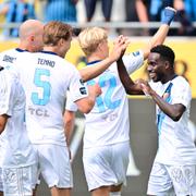 Djurgårdens Tokmac Nguen firar med lagkamraterna. 