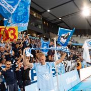 MALMÖ 20230605
Malmö FF Hugo Larsson tackar fansen efter sin sista match för den här gången i MFF-tröjan under måndagens fotbollsmatch i allsvenskan mellan Malmö FF och Degerfors IF på Eleda Stadion i Malmö.
Foto: Andreas Hillergren / TT / kod 10600