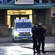 Polis på plats i Örebro efter masskjutningen. 