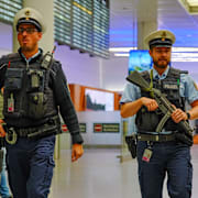 Polis på Münchens flygplats efter att drönarlarm stängde ner flygtrafiken i oktober förra året. 