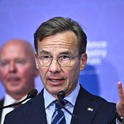 Statsminister Ulf Kristersson (M) under en pressträff om Natos köp av Global Eye. I bakgrunden syns Saabs vd Micael Johansson.