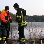 Räddningstjänsten på plats vid sjön i går.