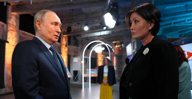 Putin pratar om drönarattacken med chefen för Byrån för strategiska initiativ (ASI) Svetlana Chupsheva. Gavriil Grigorov / AP