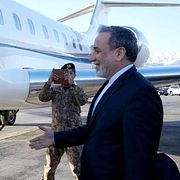 Irans utrikesminister Abbas Araghchi välkomnar Pakistans arméchef Asim Munir till Teheran den 15 april.