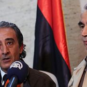 Libyens kultur- respektive oljeminister under presskonferens om fartyget.