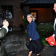 Socialdemokraternas partiledare Magdalena Andersson och partisekreterare Tobias Baudin lämnar mötet mellan Socialdemokraterna, Centerpartiet, Miljöpartiet och Vänsterpartiet på Högberga gård på Lidingö.