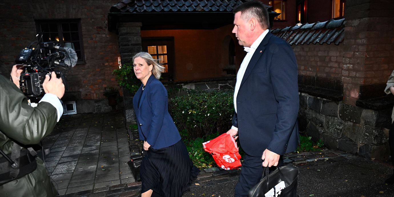 Socialdemokraternas partiledare Magdalena Andersson och partisekreterare Tobias Baudin lämnar mötet mellan Socialdemokraterna, Centerpartiet, Miljöpartiet och Vänsterpartiet på Högberga gård på Lidingö.