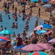 Människor flockas på Barcelonas stränder.