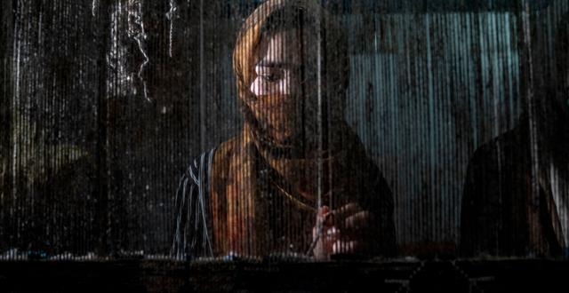 En kvinna arbetandes i en afghansk mattfabrik. Ebrahim Noroozi / AP