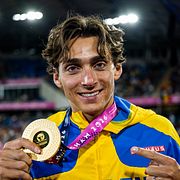 Armand Duplantis med guldmedaljen.