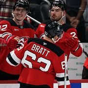 Jesper Bratt gratuleras av lagkamraterna efter sitt mål mot Vancouver Canucks.