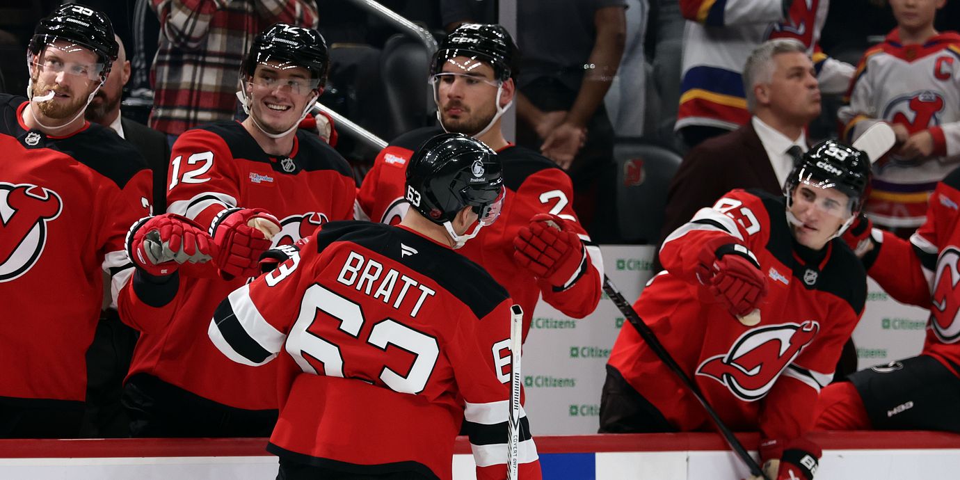 Jesper Bratt gratuleras av lagkamraterna efter sitt mål mot Vancouver Canucks.