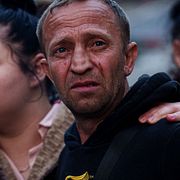 Människor betraktar ett hus i lågor efter en attack mot Kyiv.