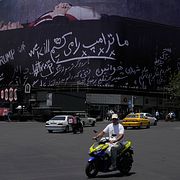 Trumpfientliga budskap på ett torg i Teheran.