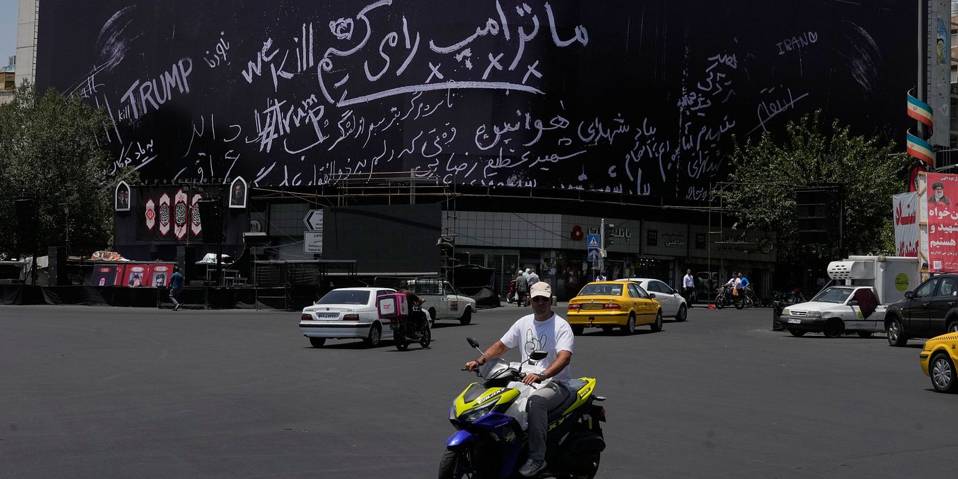 Trumpfientliga budskap på ett torg i Teheran.