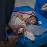 En bebis får vård på ett fältsjukhus i Gaza.