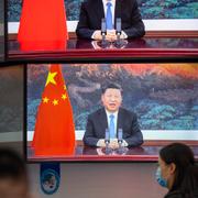 Arkivbild: Ett tal av Kinas president Xi Jinpings sänds på tv-skärmar i Shanghai, november 2020. 