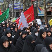 Iranska kvinnor närvarar vid begravningen av en soldat för det statskontrollerade revolutionsgardet som dödades under protesterna.