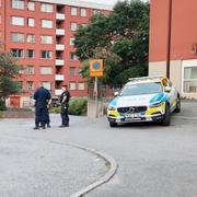 Poliser på plats i Flemingsberg i samband med skottlossningen den 17 juni.