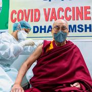 Dalai Lama fick sin första vaccindos på lördagsmorgonen lokal tid. 