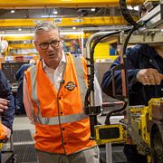 Storbritanniens premiärminister, tillika Labours partiledare, Keir Starmer besöker en verkstad i slutet av maj i år.