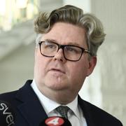  Justitieminister Gunnar Strömmer (M) ger en kommentar i samband med att regeringen har bjudit in företrädare för samtliga riksdagspartier till ett möte efter förra veckans angrepp mot ett politiskt möte i Gubbängen i södra Stockholm. 