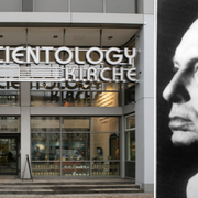 Scientologikyrka i Berlin och grundaren Lafayatte Ron Hubbard.