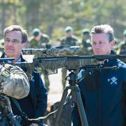 Statsminister Ulf Kristersson (M) och försvarsminister Pål Jonson (M) besöker militärövningen Aurora 23 i maj 2023. 