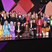 Alla deltagare poserar för en gruppbild då SVT presenterar låtar och artister som tävlar i Melodifestivalen 2025.