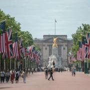 The Mall upp mot Buckingham Palace har utsmyckats inför besöket.