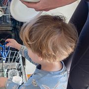 Barnpassning och enklare hushållsuppgifter är vad som kan krävas av en au pair.