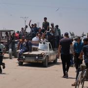 Palestinier bär mat som levererats till en nödhjälpsplats.