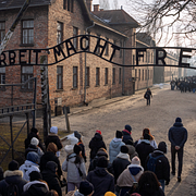 Entrén till koncentrationslägret Auschwitz-Birkenau i Polen där 1,1 miljoner människor mördades under andra världskriget.