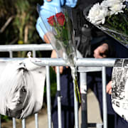 Bilder av Brigitte Bardot sätts upp vid avspärrningar inför begravningen i Saint-Tropez.