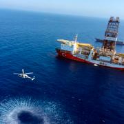 Helikopter nära Turkiets borrningsfartyg ”Fatih” tidigare i juli.