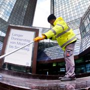 Städning utanför Deutsche Banks huvudkontor i Frankfurt.