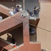 Människor vandrar upp för trapporna vid al Nasser-sjukhuset efter den första attacken. Minuter senare slog Israel till igen och många dödades. Bilden är en av de sista som togs av AP-medarbetaren Mariam Dagga, som dödades i attacken.