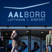 Människor utanför Ålborgs flygplats.
