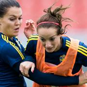 Arkivbild: Emilia Appelqvist och Kosovare Asllani i duell på träning.