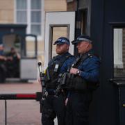 Poliser vaktar vid Lancaster House på måndagen.