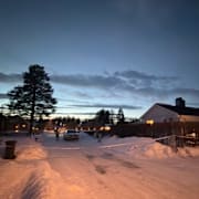 Polisens avspärrningar i området där en kvinna i 55-årsåldern mördades.