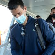 Novak Djokovic på flygplatsen i Belgrad.