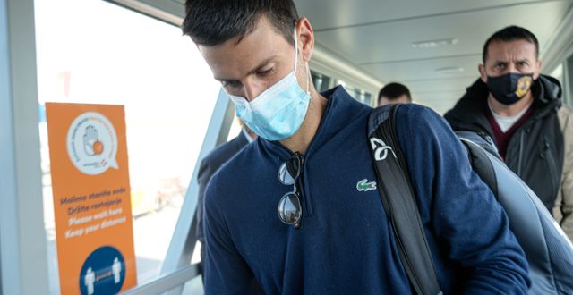 Novak Djokovic på flygplatsen i Belgrad. Darko Bandic / AP