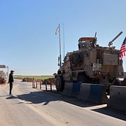 Amerikanska militärfordon lämnar en militärbas i norra Syrien på måndagen.