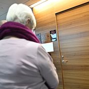 Antalet äldre kvinnor som polisanmäler bedrägerier har mer än fördubblats mellan 2019 och 2025. Bild från en rättegång i Attunda tingsrätt gällande grova bedrägerier mot äldre personer.