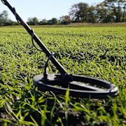 En man med metalldetekor. Arkivbild. 