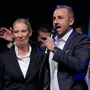 Lokala AFD-toppen Ulrich Siegmund tillsammans med partiledaren Alice Weidel under valvakan.