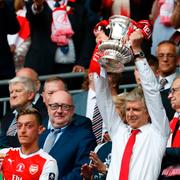 Wenger lyfter FA-cupbucklan efter lördagens final.